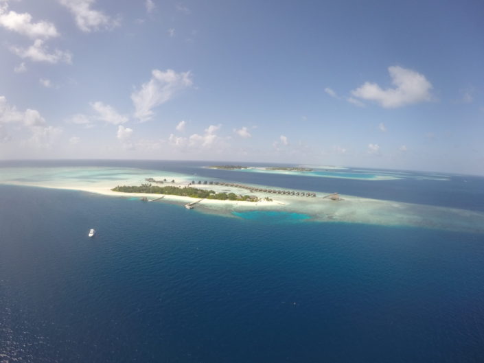 Maldives, Makunufushi - Cocoa Island parasailing