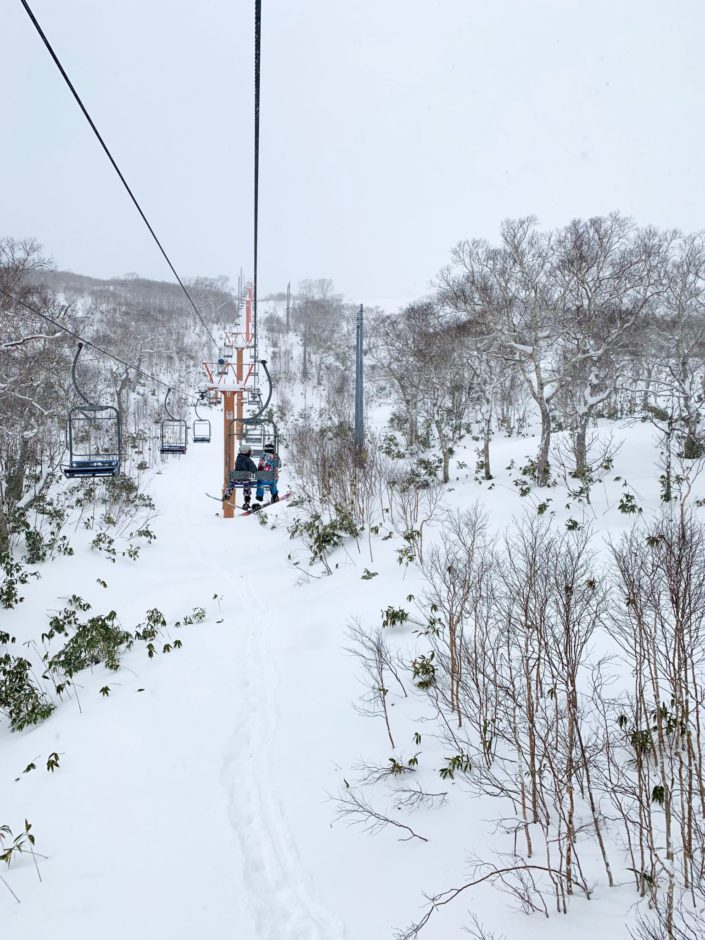 Japan, Hokkaido - Niseko Grand Hirafu snowboarding